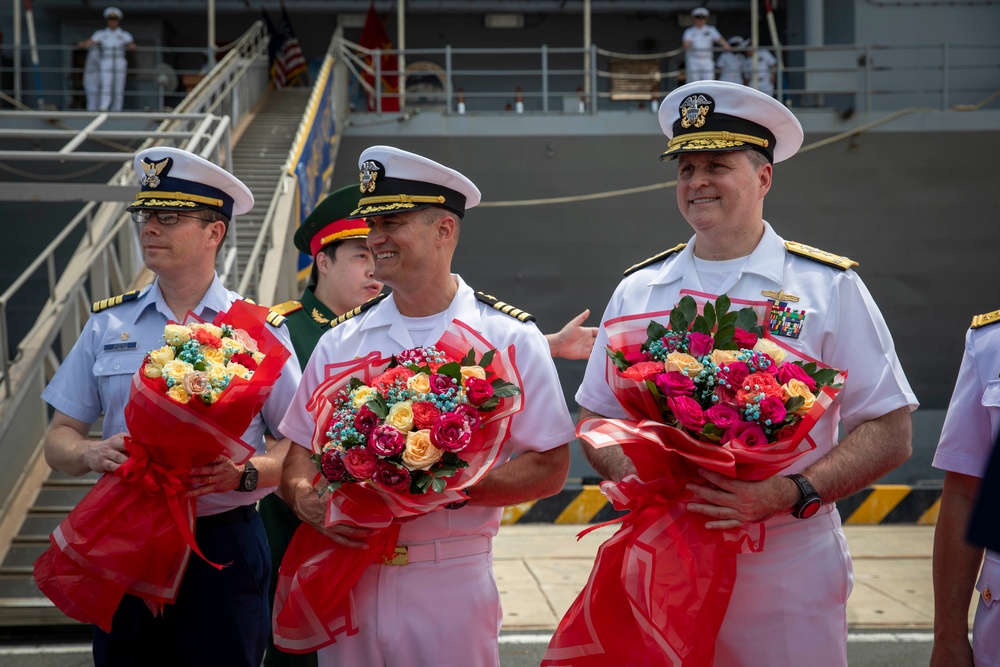 US Ambassador to Vietnam Meets with C7F Aboard USS Blue Ridge