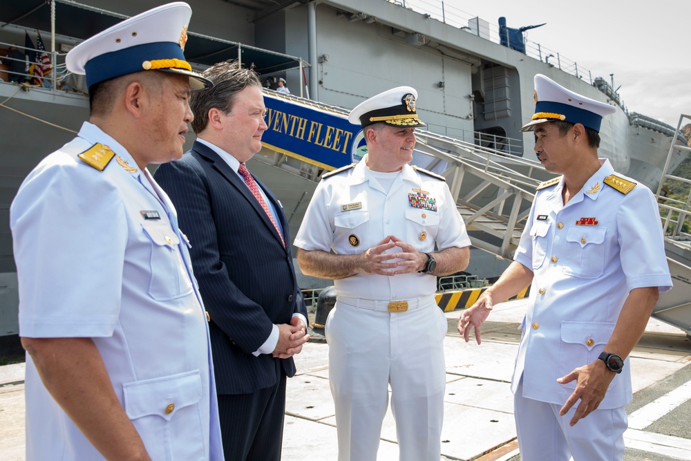 US Ambassador to Vietnam Meets with C7F Aboard USS Blue Ridge