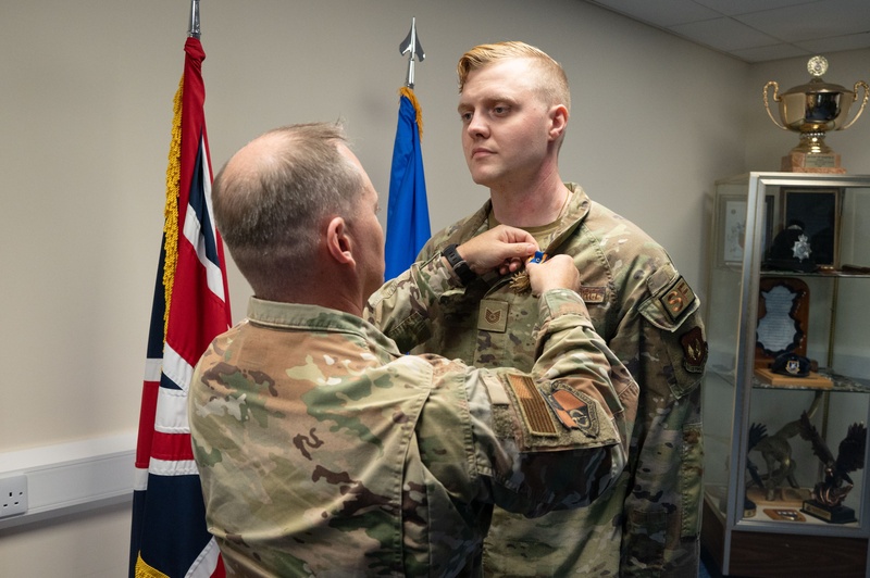 Pathfinder receives Air Medal for heroism during Operation ALLIES REFUGE