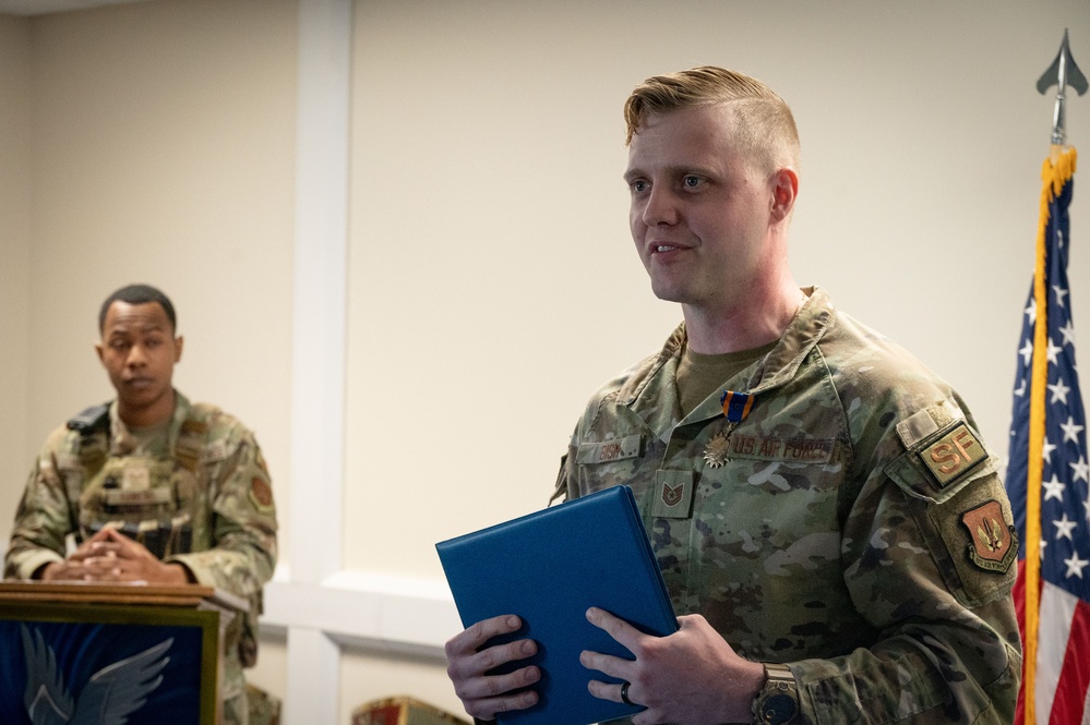 Pathfinder receives Air Medal for heroism during Operation ALLIES REFUGE