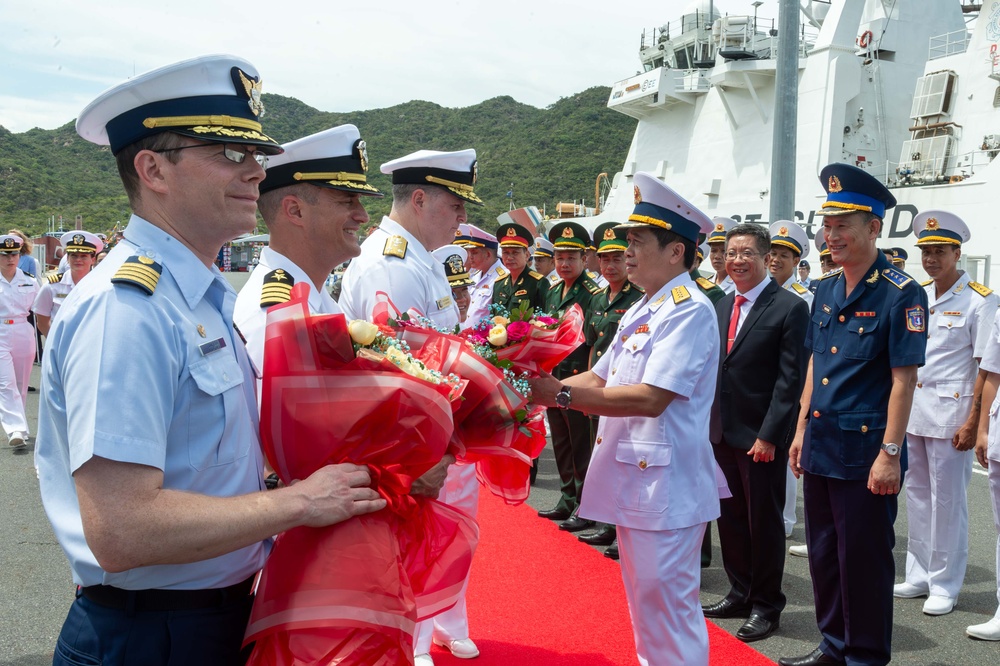 USS BLUE RIDGE VISITS CAM RANH, VIETNAM