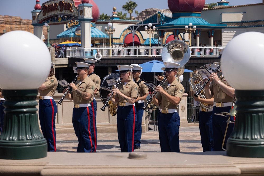 1st MARDIV Band performs at Disneyland for Independence Day