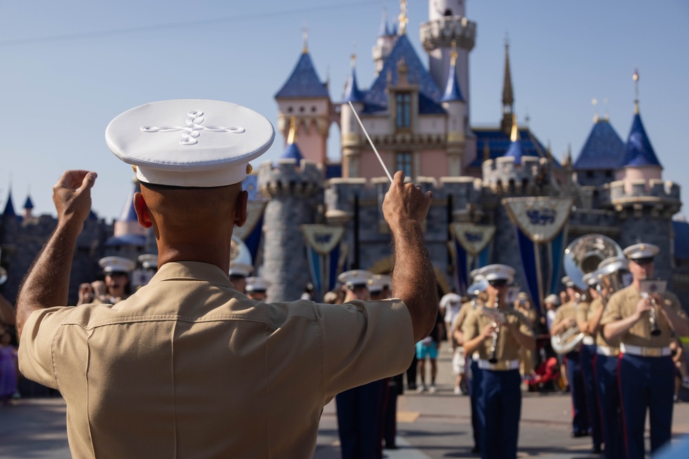 1st MARDIV Band performs at Disneyland for Independence Day