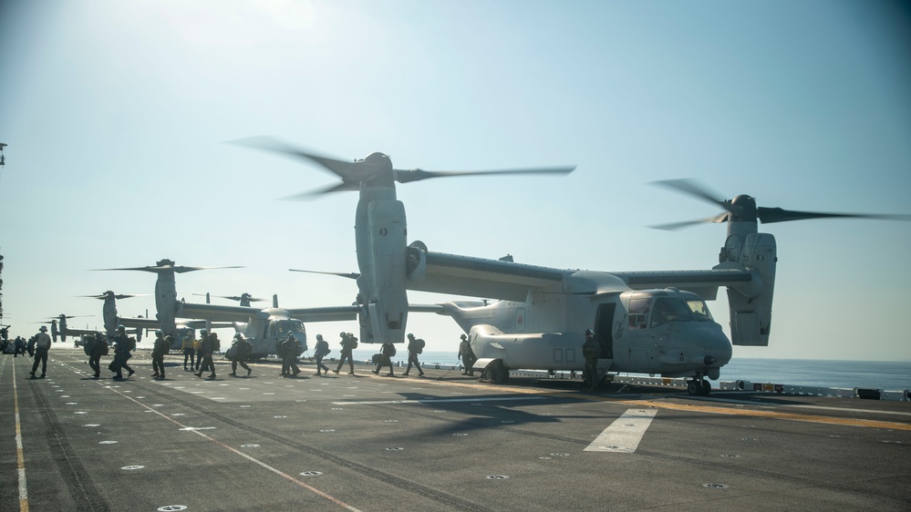 DVIDS - Images - VMM-165 (Rein.) Embarks USS Boxer [Image 1 of 5]