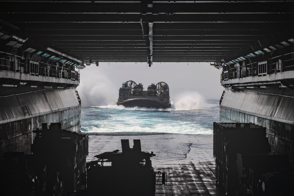 Marines, Sailors Embark M777 Howitzers Aboard USS Boxer