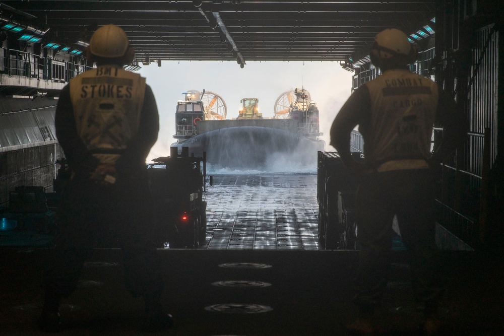 Marines, Sailors Embark M777 Howitzers Aboard USS Boxer