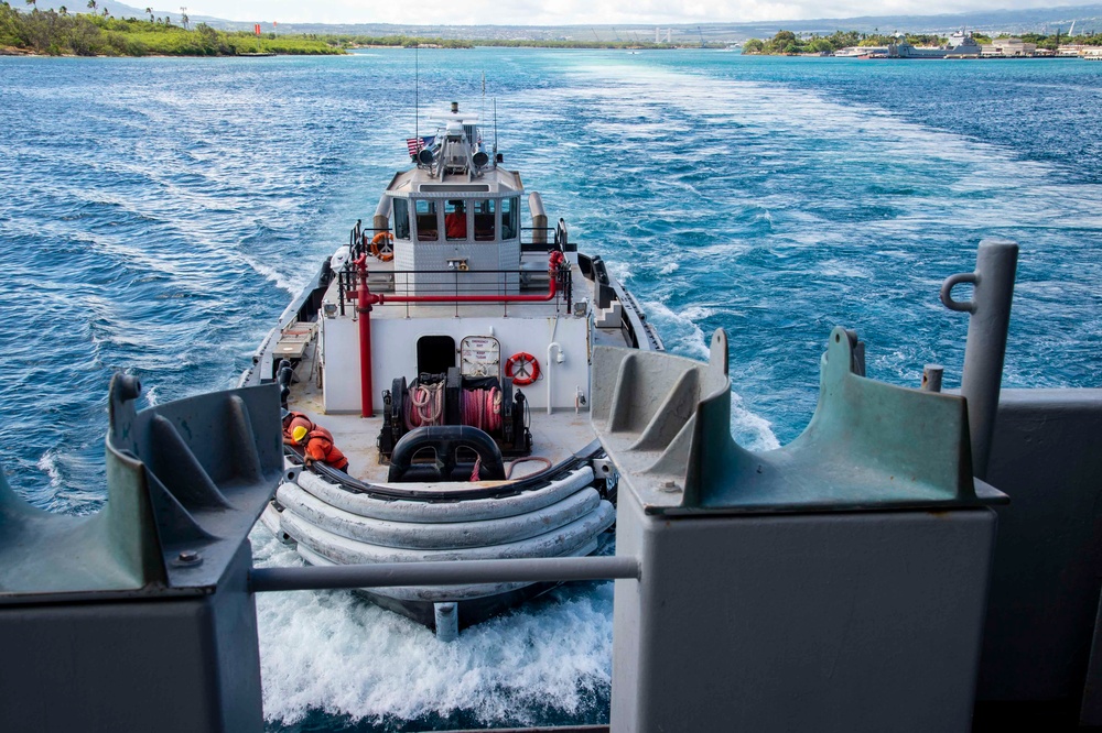 Tugboat guides USS Carl Vinson