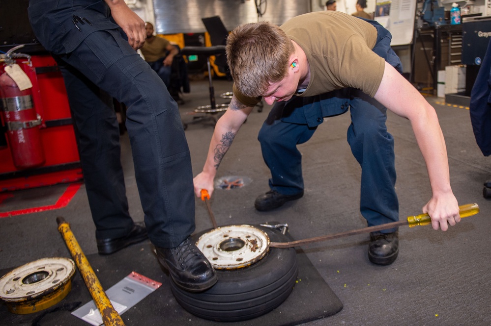 USS Ronald Reagan (CVN 76) conduct Maintenance and Inspections