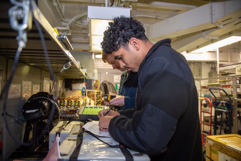 USS Ronald Reagan (CVN 76) conduct Maintenance and Inspections