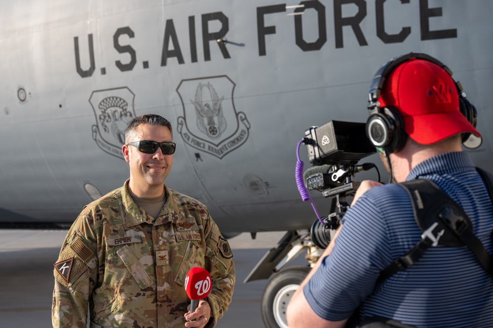 Airmen and Soldiers meet with the Washington Nationals