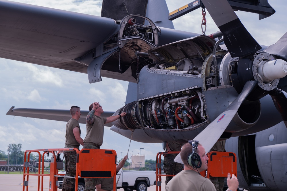 Maintenance Airmen replace C-130 Hercules aircraft engine