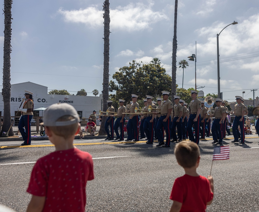 1st MARDIV Band performs in Oceanside Independence Parade