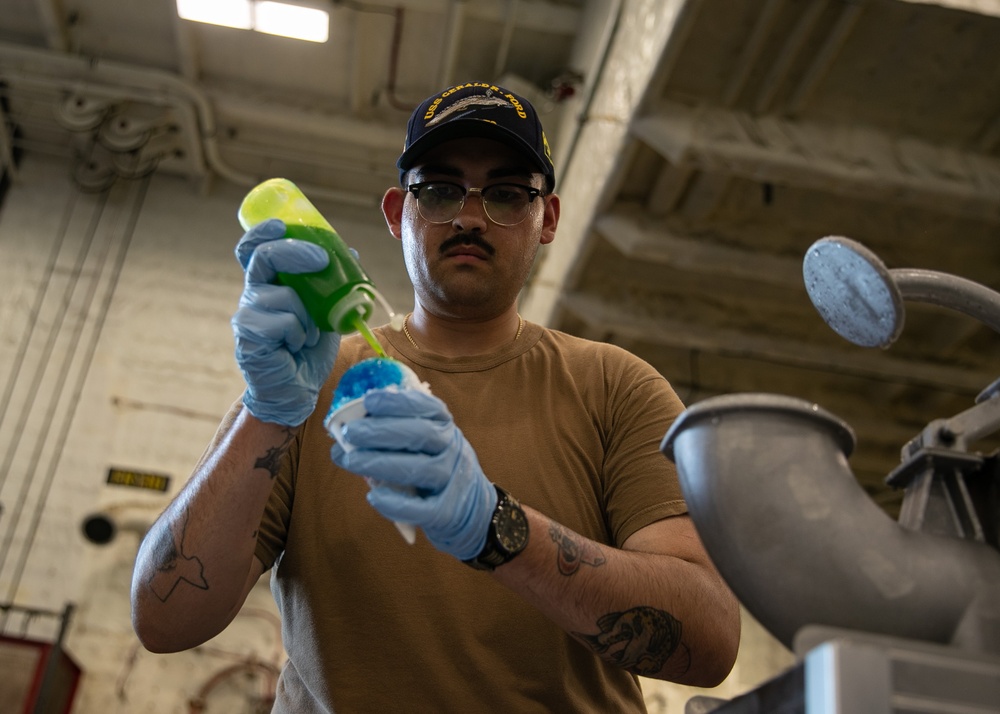 MWR Provides Snow Cones for Sailors