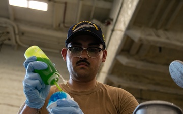 MWR Provides Snow Cones for Sailors