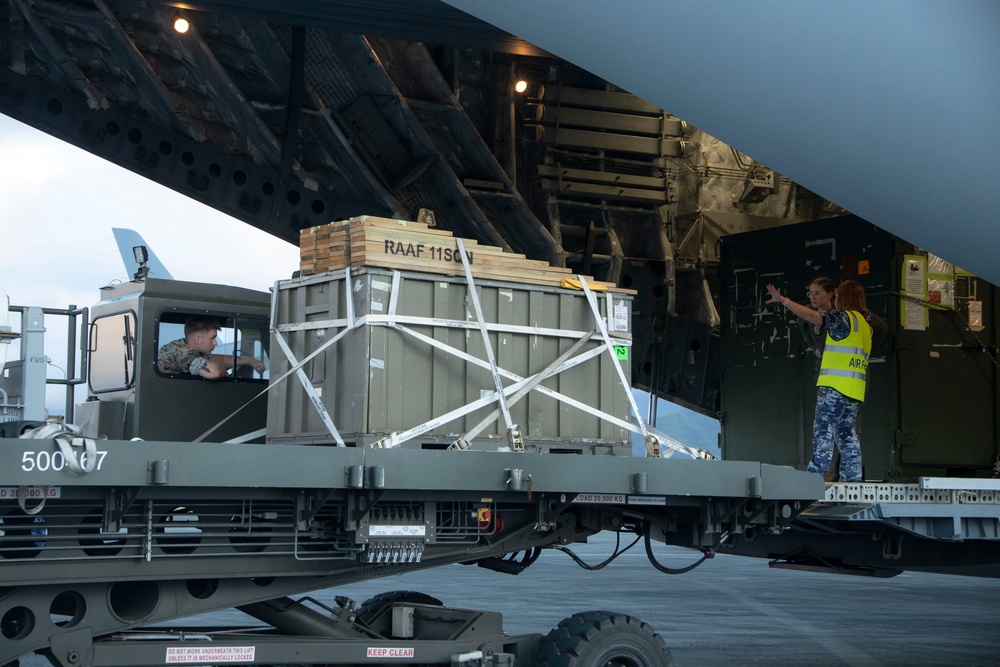 MALS-24 and Royal Australian Air Force unload a C-17