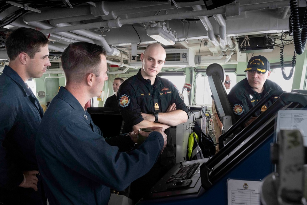 Junior Officers from USS William P. Lawrence visit HMCS Vancouver