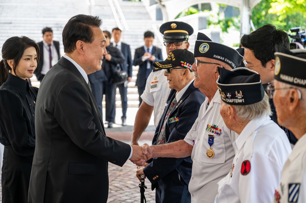 President of the Republic of Korea visits National Memorial Cemetery of the Pacific