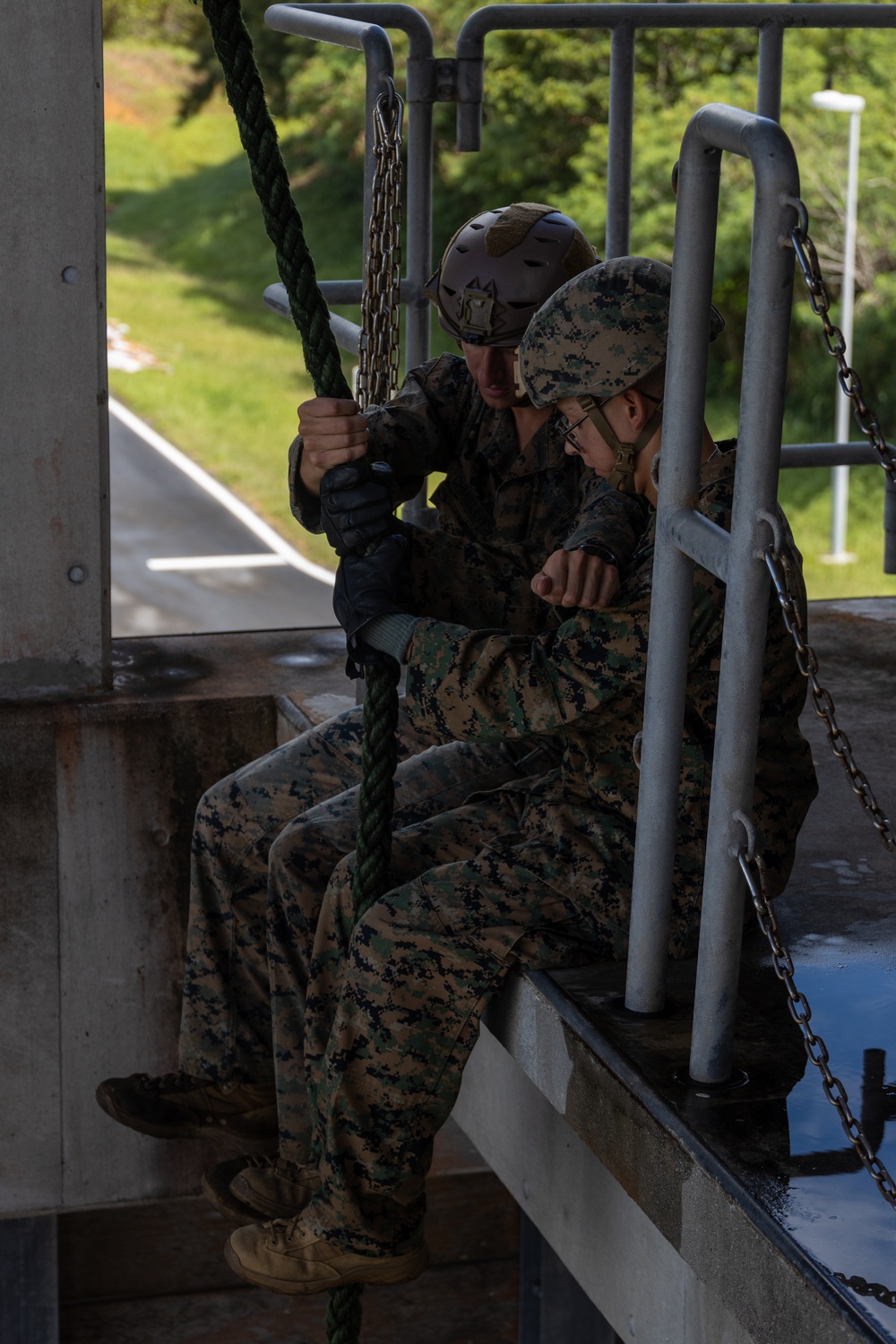 Service Members Participate in a Helicopter Rope Suspension Techniques Course