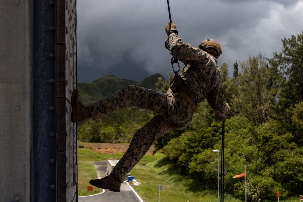 Service Members Participate in a Helicopter Rope Suspension Techniques Course