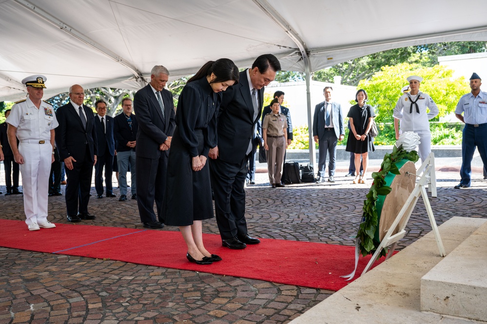 President of the Republic of Korea visits National Memorial Cemetery of the Pacific