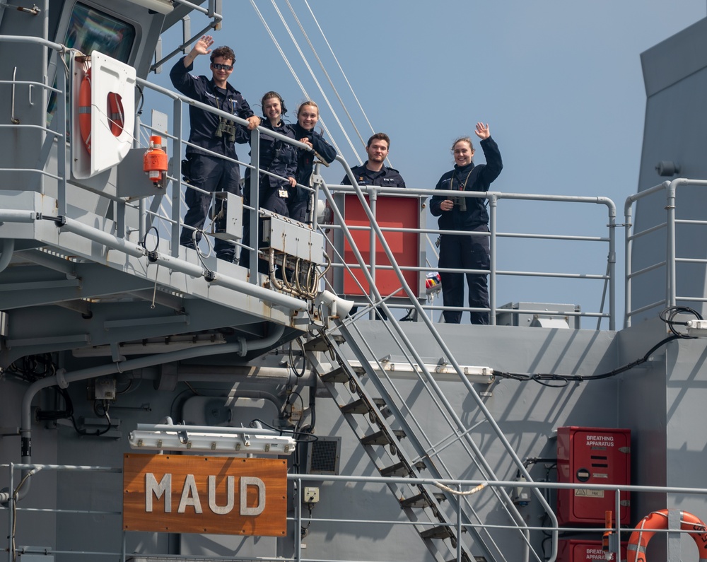 USS New York Resupplies with Norwegian Oiler Maud