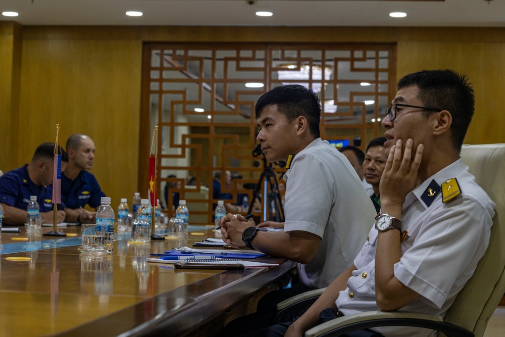USCGC Waesche leaders attend Joint Search and Rescue Subject Matter Exchange