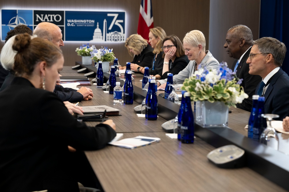 SD Meets with UK Secretary of State for Defense at NATO Summit