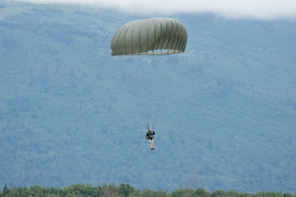 Pararescuemen, paratroopers, tactical air controllers conduct joint airborne operations