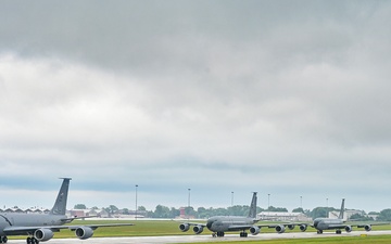 KC-135s head out for the summer