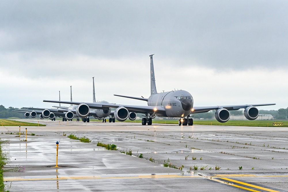 KC-135s head out for the summer