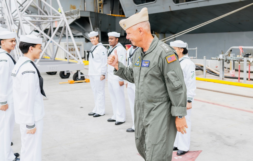 Commander Naval Air Forces visits George Washington