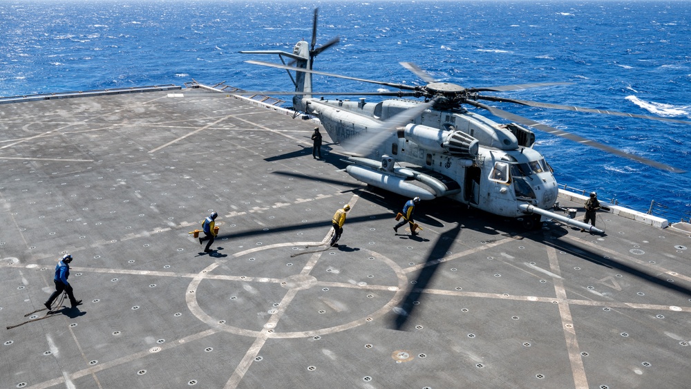 USS Somerset Sailors chock, chain a CH-53E Super Stallion