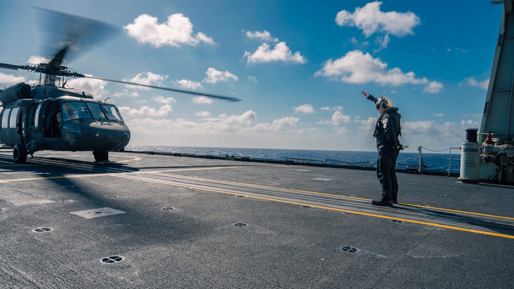 HMCS Max Bernays assists 25th Combat Aviation Brigade UH-60 Black Hawk land on the flight deck