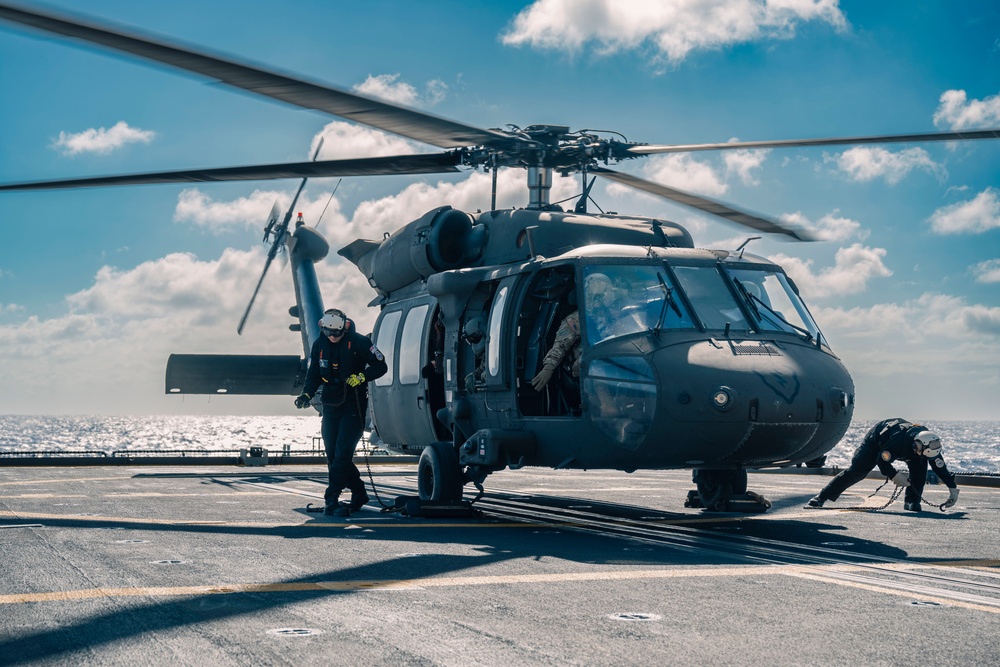 HMCS Max Bernays assists 25th Combat Aviation Brigade UH-60 Black Hawk land on the flight deck