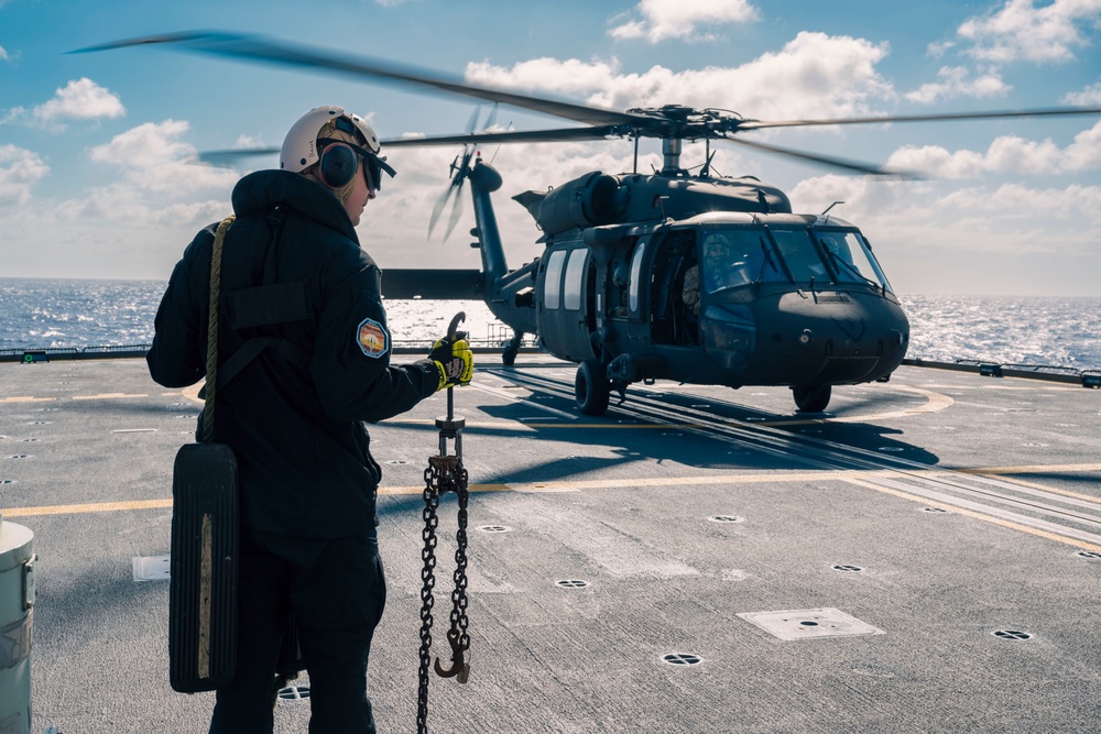 HMCS Max Bernays assists 25th Combat Aviation Brigade UH-60 Black Hawk land on the flight deck