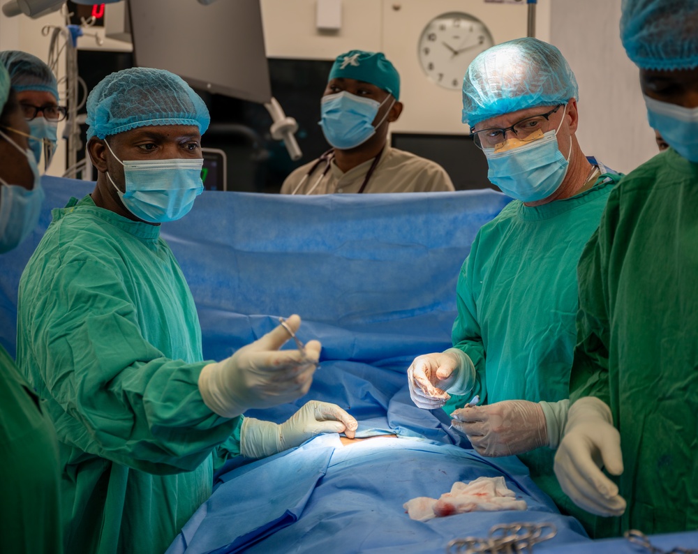 US and Angolan military healthcare teams work together in the OR