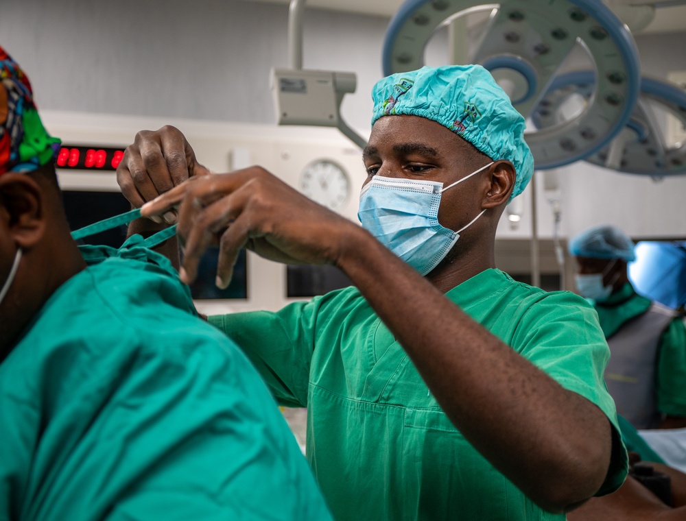 US and Angolan military healthcare teams work together in the OR