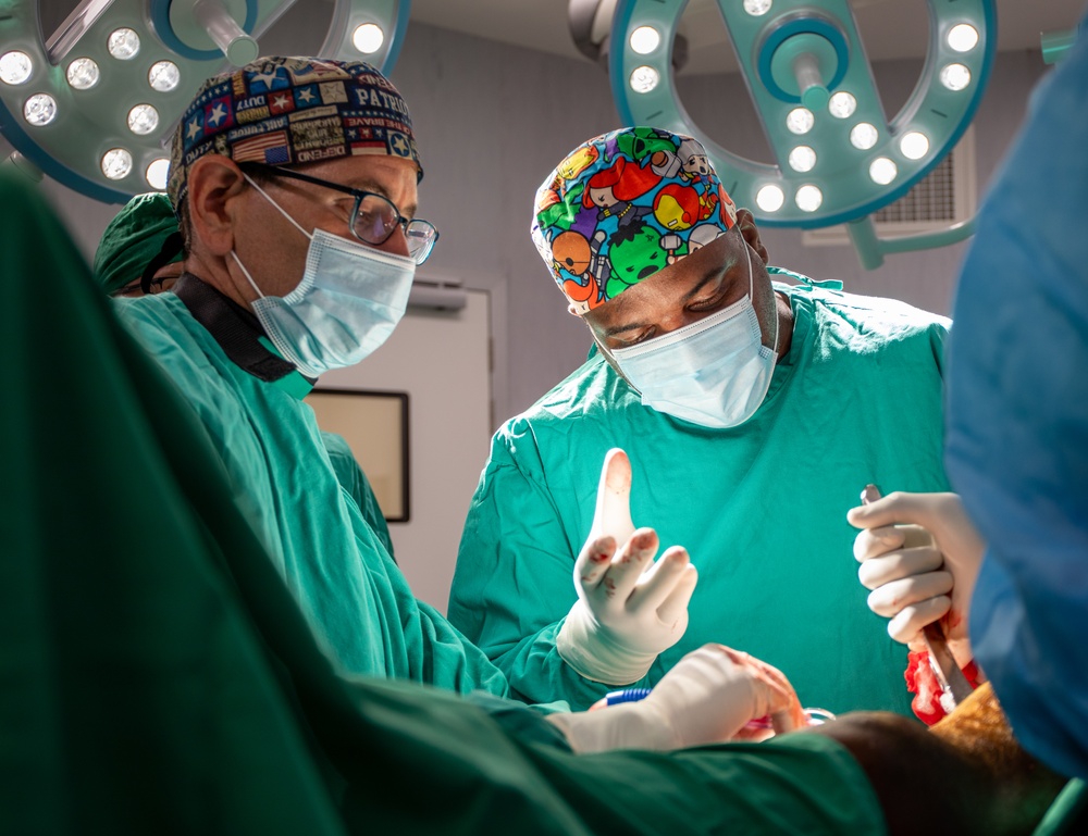 US, Angola military healthcare teams work together in the OR