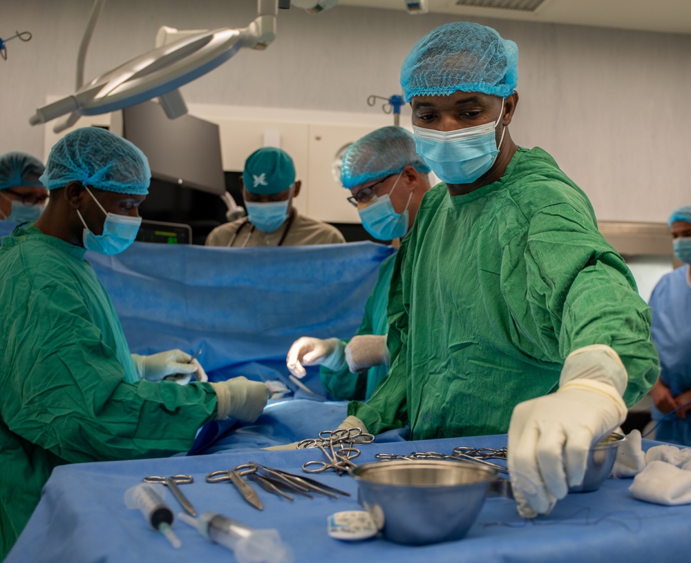 US, Angola military healthcare teams work together in the OR