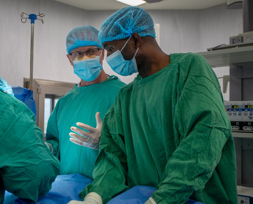 US, Angola military healthcare teams work together in the OR