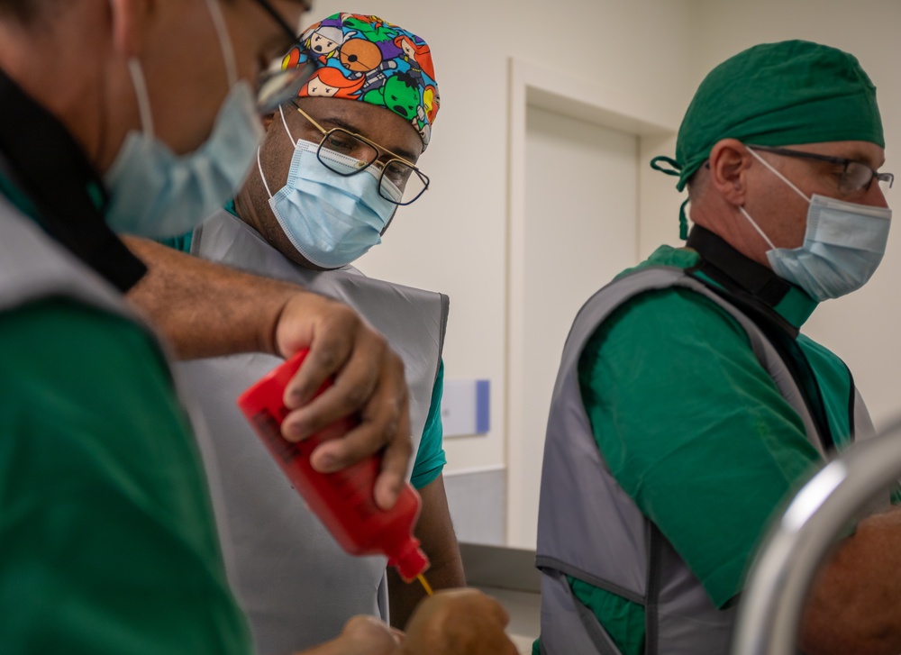 US, Angola military healthcare teams work together in the OR