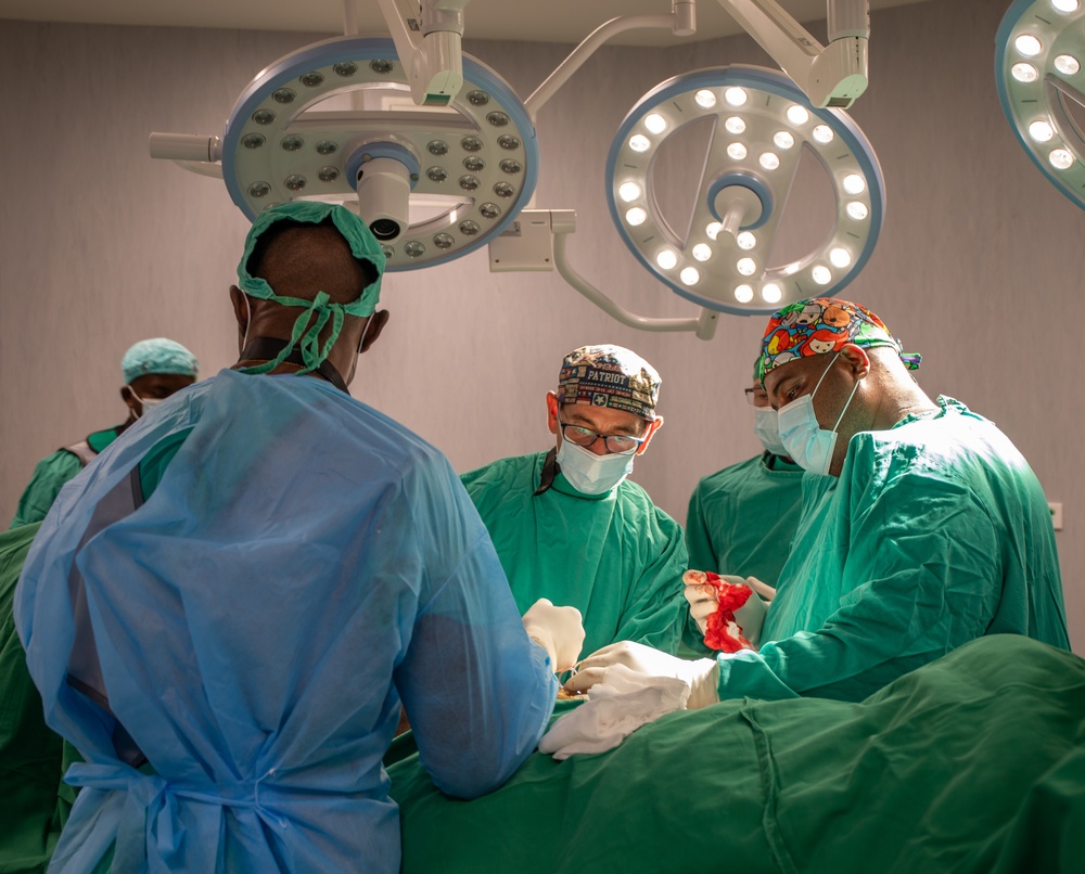 US, Angola military healthcare teams work together in the OR