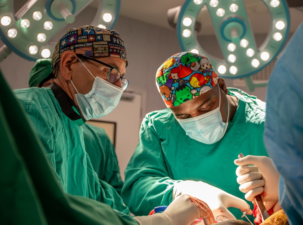 US, Angola military healthcare teams work together in the OR
