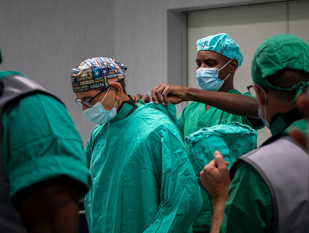 US, Angola military healthcare teams work together in the OR