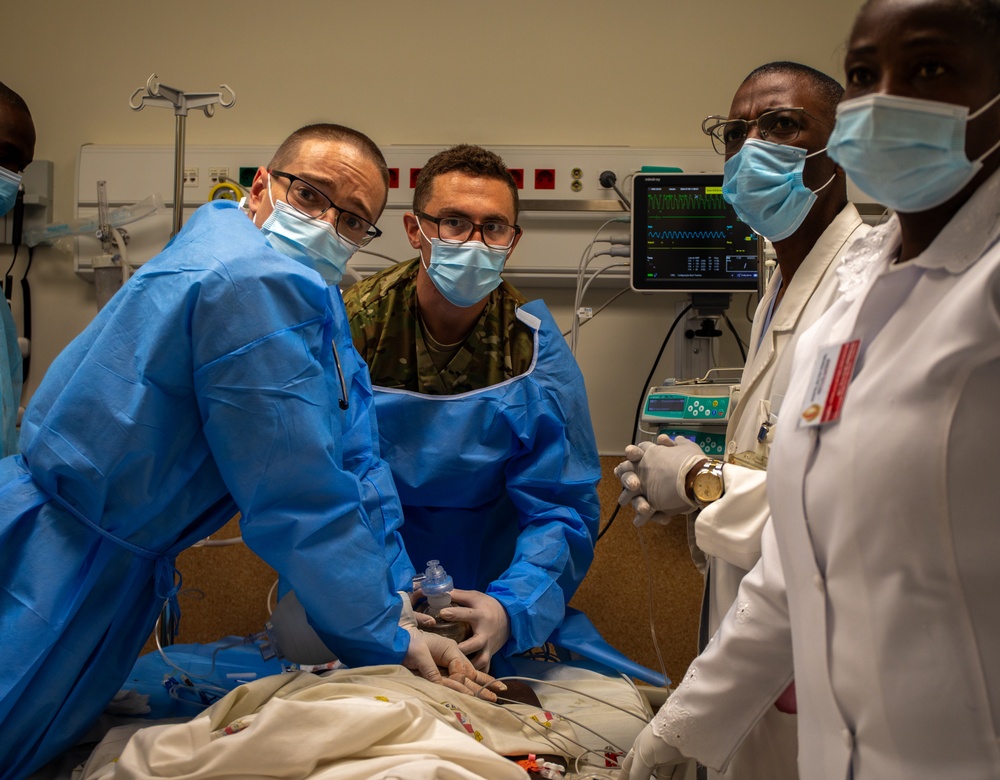 US and Angolan military healthcare teams work together in the ER