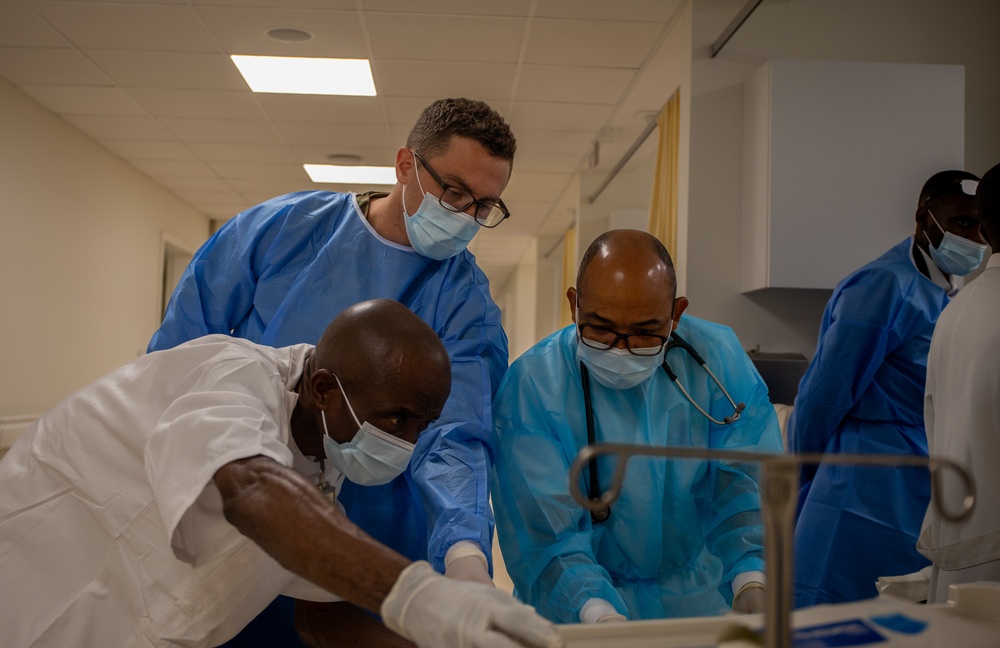 US and Angolan military healthcare teams work together in the ER