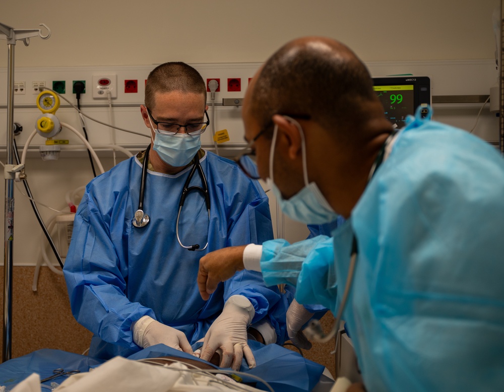 US and Angolan military healthcare teams work together in the ER