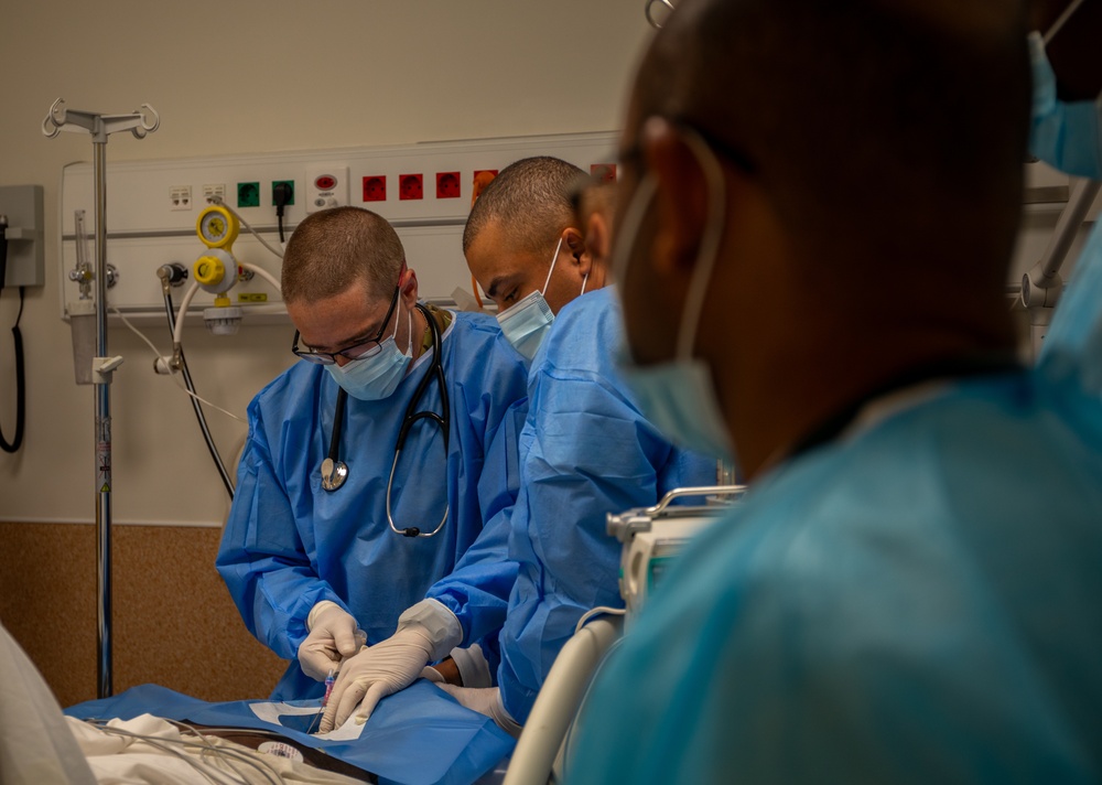 US and Angolan military healthcare teams work together in the ER