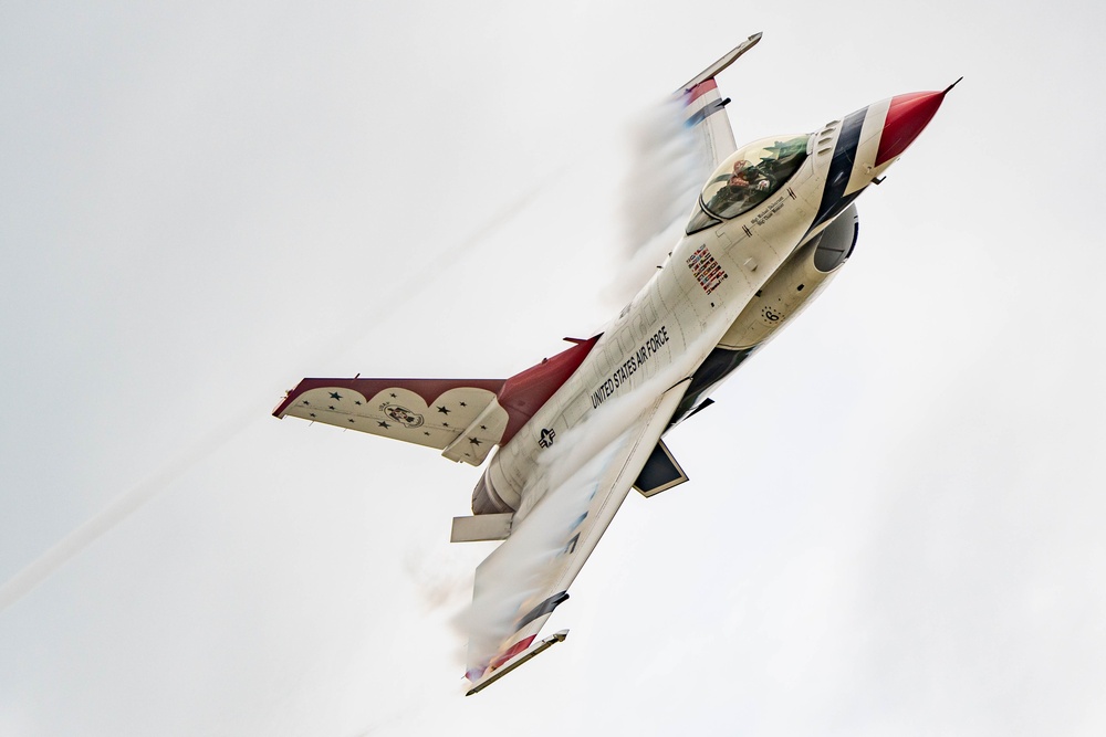 Thunderbirds buzz through Battle Creek