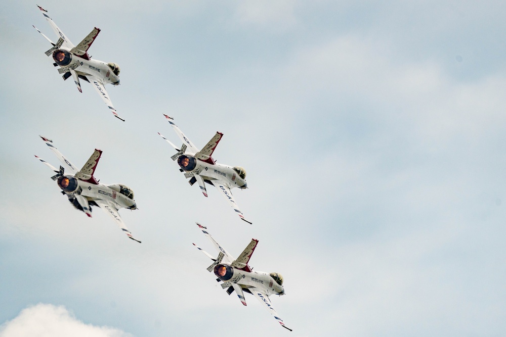 Thunderbirds buzz through Battle Creek